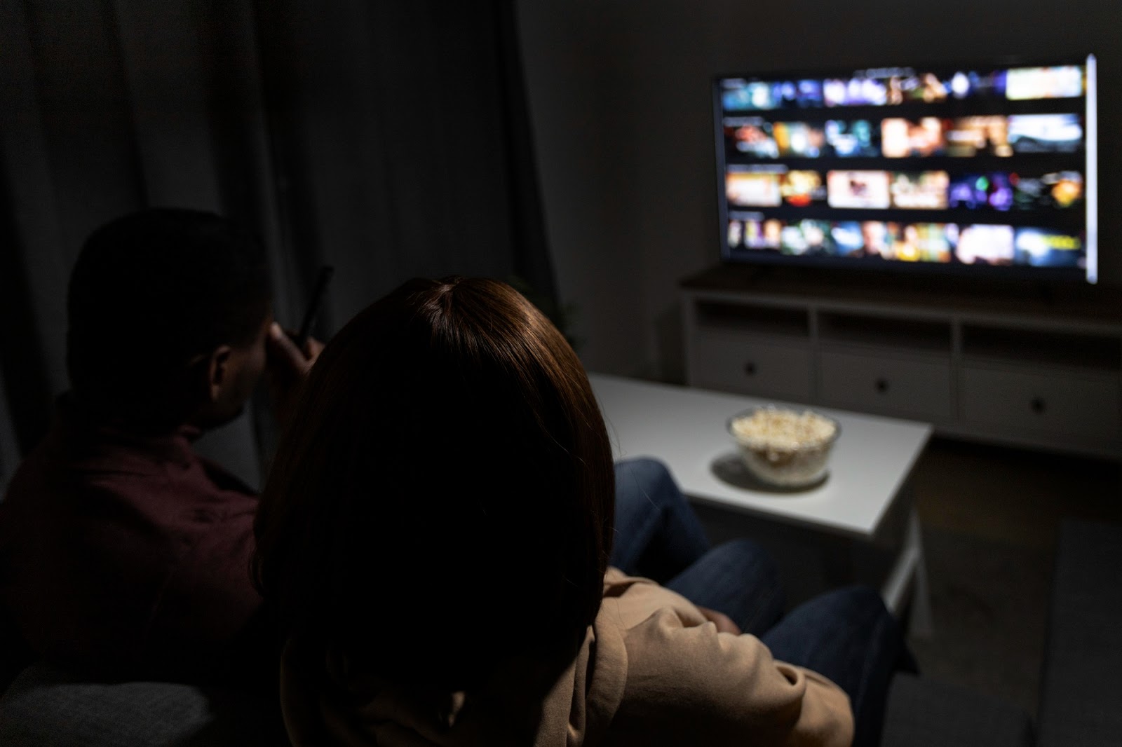 Inteligência Artificial na Netflix - Casal vendo TV 
