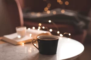 Xícara de café em ambiente aconchegante e elegante durante o inverno