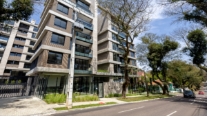 Terreno em localização estratégica, seleção criteriosa que prioriza orientação solar e contexto urbano consolidado 
