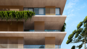 Engenheiro avaliando detalhes técnicos de um apartamento de alto padrão em construção.