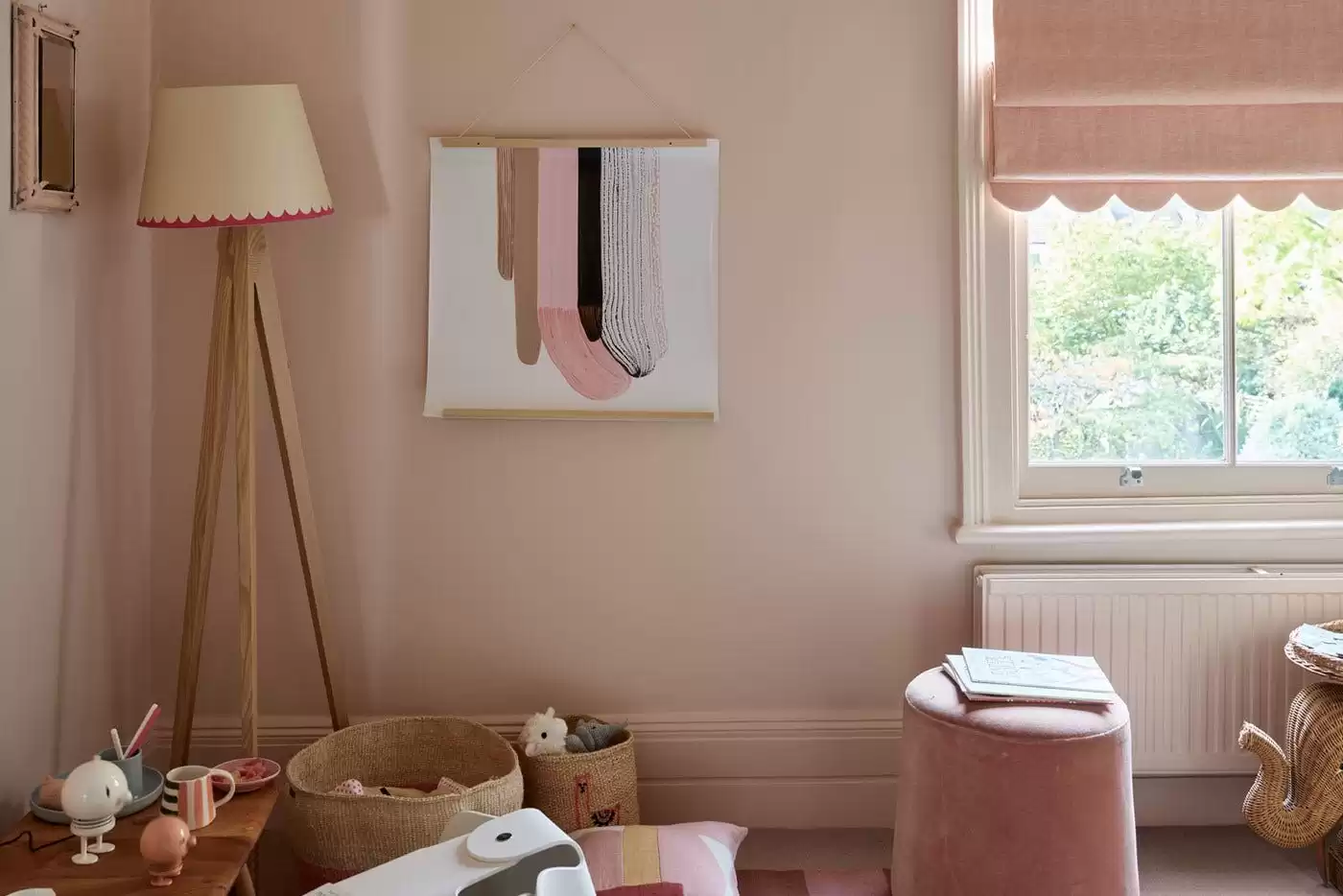 Encharcamento de cor em quarto infantil rosa claro